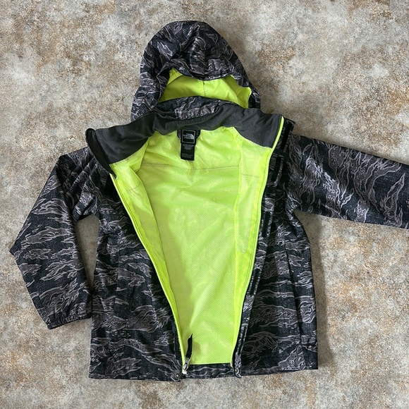 Boys The North Face Wind Breaker - Picture 7 of 7
